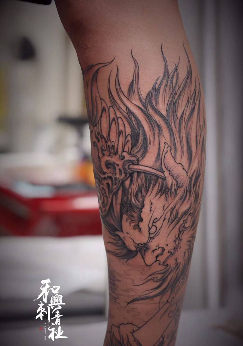 《猴王》纹身图片_腿部背部新传统猴孙悟空线条纹身图案