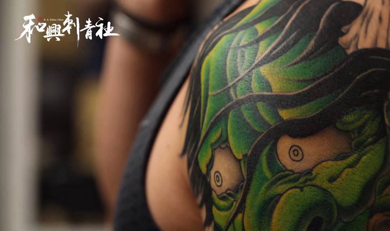 《不畏惧人生》纹身图片_肩部手臂新传统老传统般若面具菩萨纹身图案