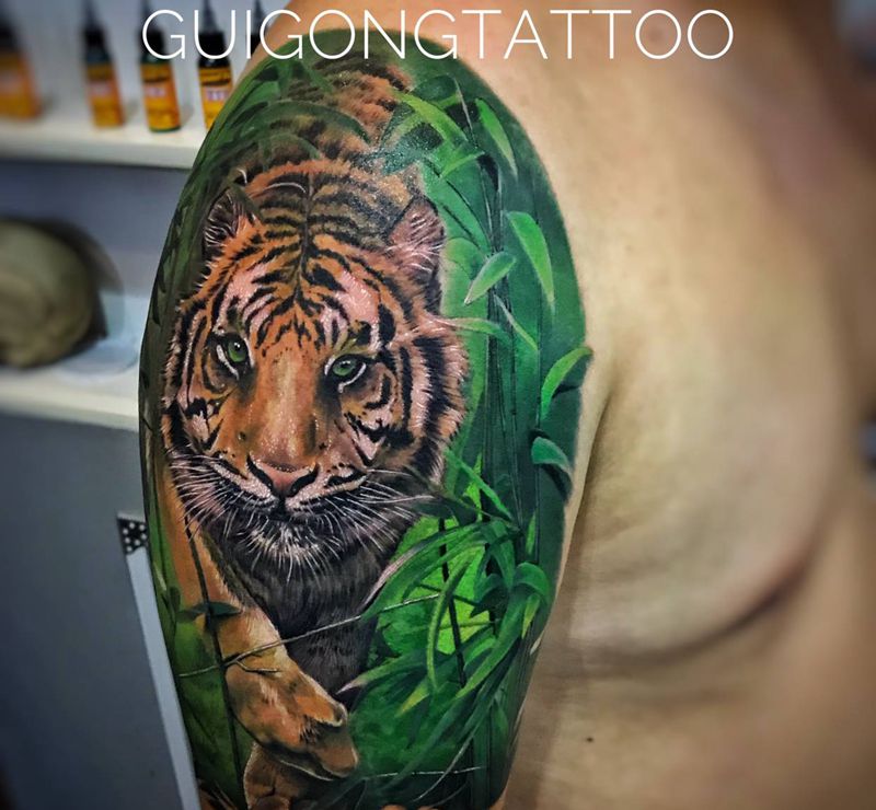 竹林虎纹身图片_肩部欧美写实虎纹身图案