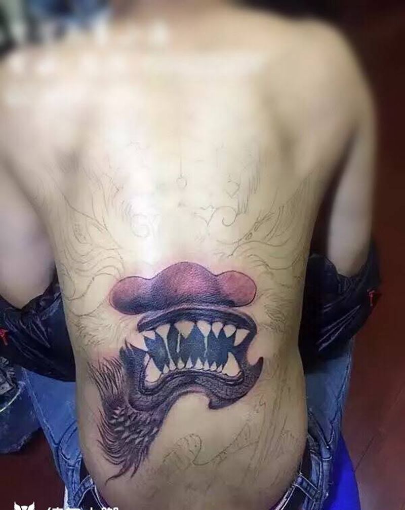 满背龙头纹身图片