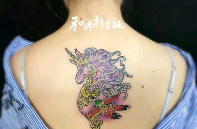 彩色独角兽纹身图片_背部欧美动物成品纹身图案