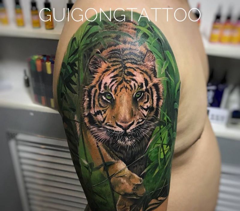 彩色写实竹林虎纹身图片_手臂欧美写实纹身图案