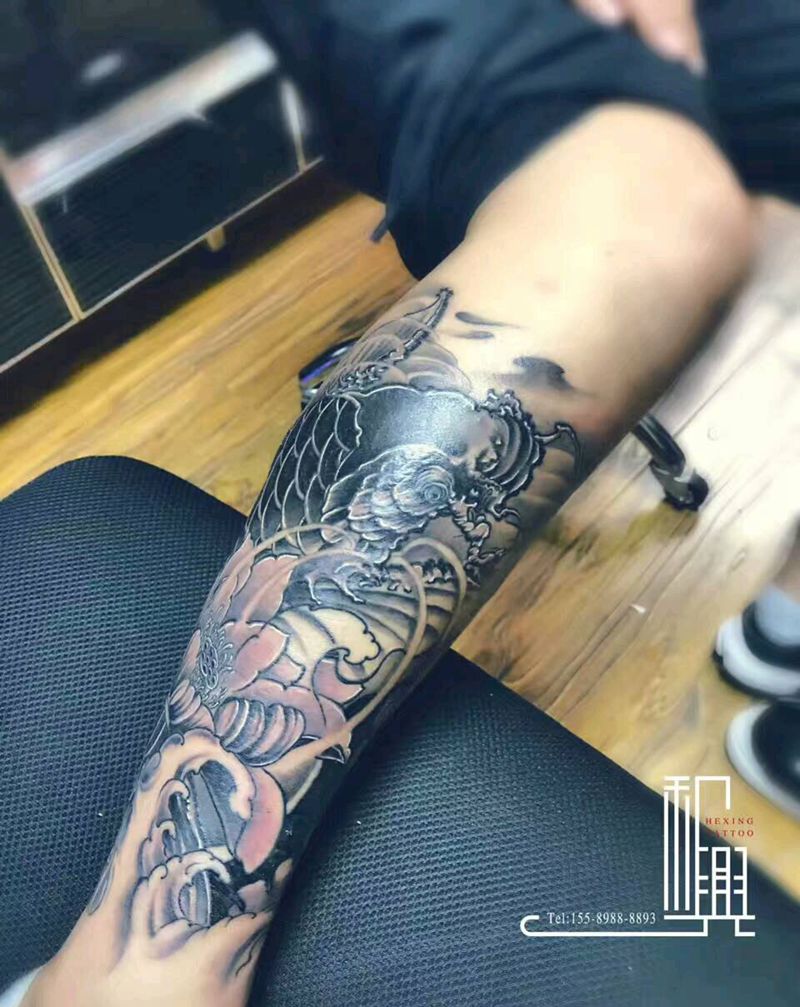 鲤鱼莲花包小腿纹身图片_腿部传统动物植物成品纹身图案