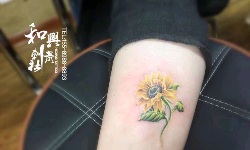 彩色写实向日葵纹身图片