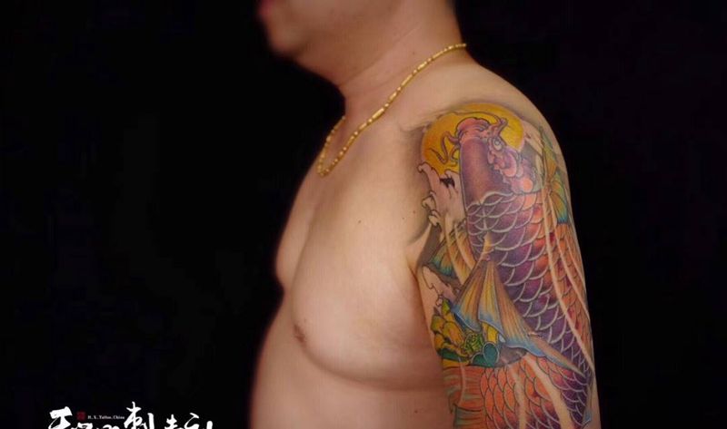 《锦鲤》纹身图片_手臂腿部新传统老传统鱼鲤鱼莲花纹身图案