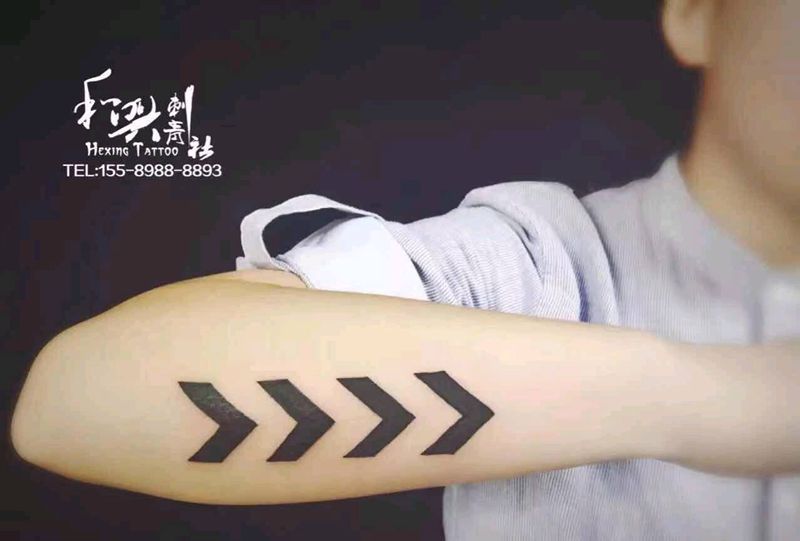 《极速箭头》纹身图片_手臂清新字符成品纹身图案
