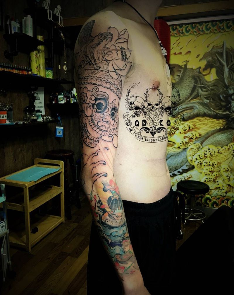 老顾客接花臂。在本工作室第二条花臂。又预约10月份的满背纹身图片
