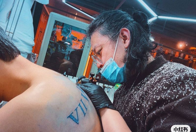 罗马数字纹身图片_背部肩部花体字几何罗马数字字母英文纹身图案