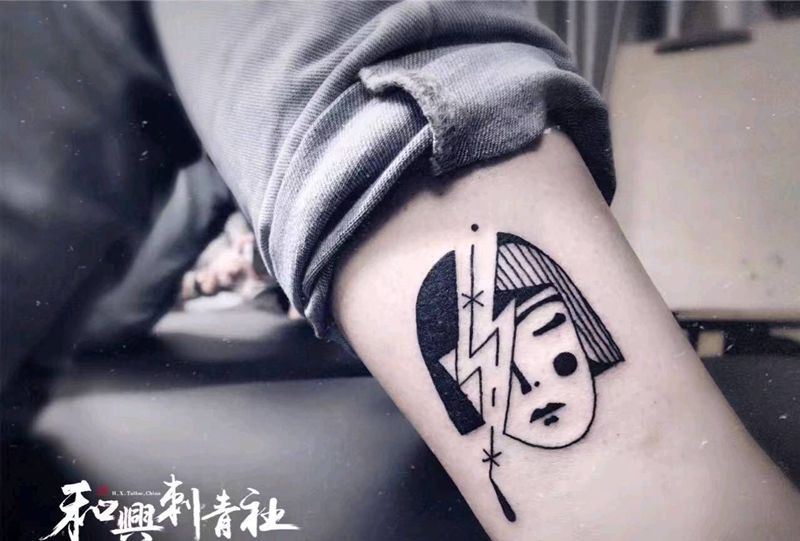 另类闪电女孩纹身图片