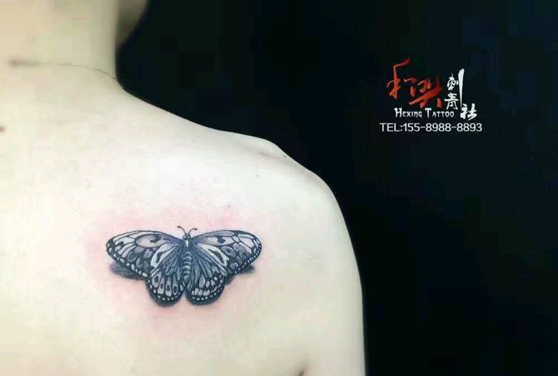 蝴蝶纹身图片_背部欧美写实动物成品纹身图案