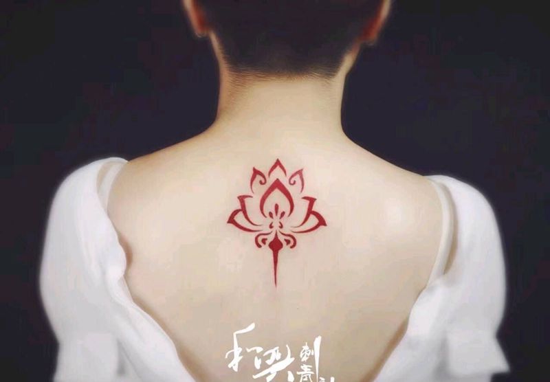 后背花体英文添加纹身图片_背部清新植物成品纹身图案