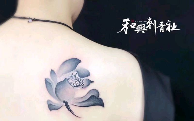 水墨莲花纹身图片_背部传统清新植物成品纹身图案