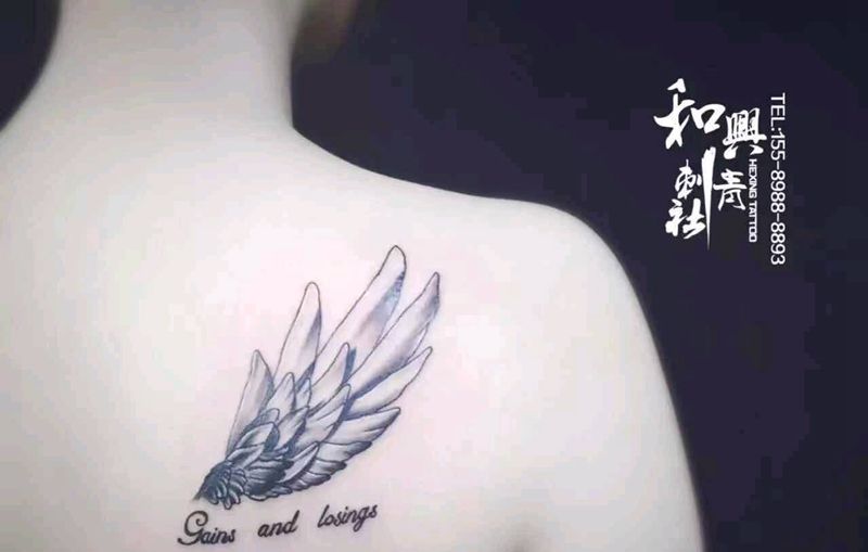 《翅膀单飞》纹身图片_背部手臂欧美写实翅膀 羽毛纹身图案