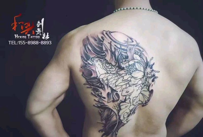 《鲤鱼遮盖》纹身图片_背部传统动物成品纹身图案