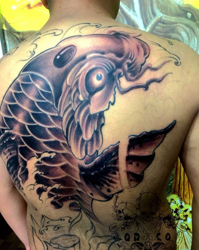 满背鲤鱼纹身图片