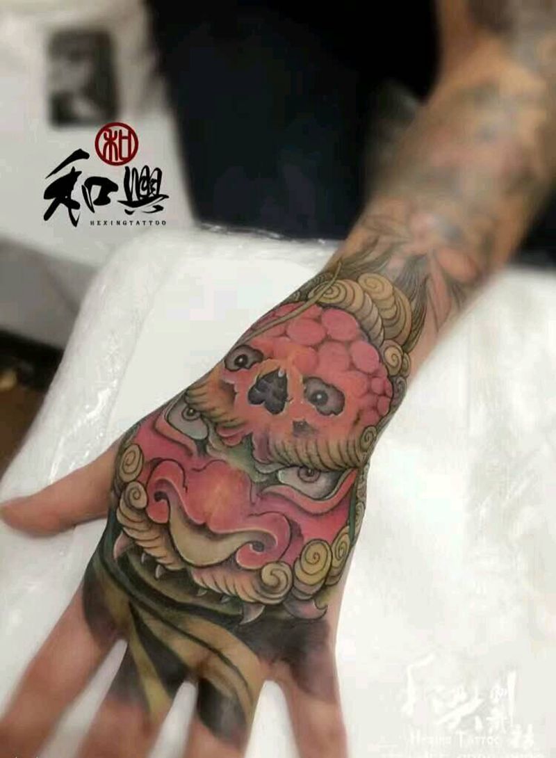 唐狮手背遮盖（重彩）纹身图片_手部传统动物鬼神成品纹身图案
