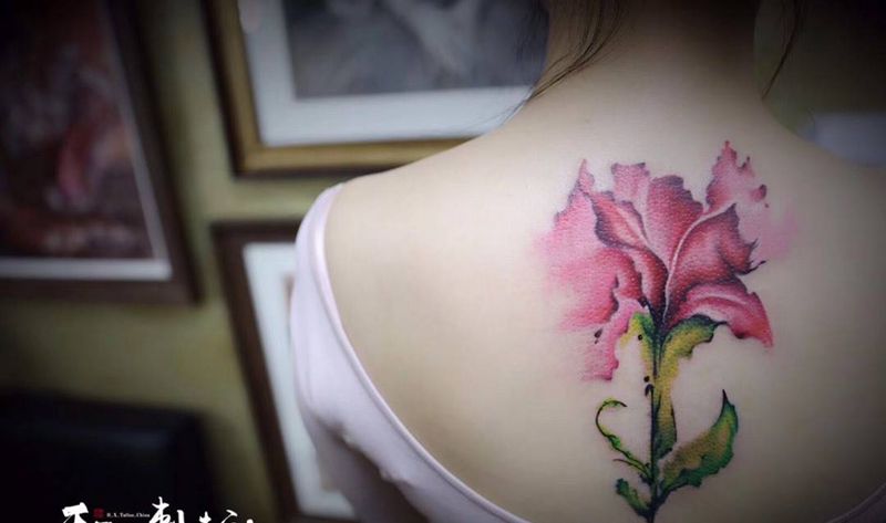 《陌上花开》纹身图片_背部手臂水彩新传统花女性脊柱纹身图案