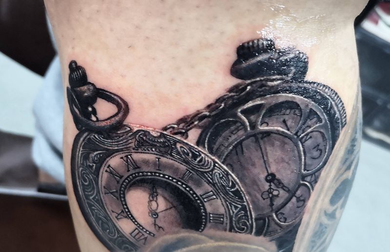 怀表⏱纹身图片_腿部手臂欧美写实怀表时钟钟表纹身图案