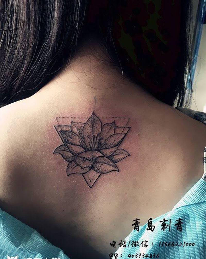 几何线条点刺荷花纹身图片