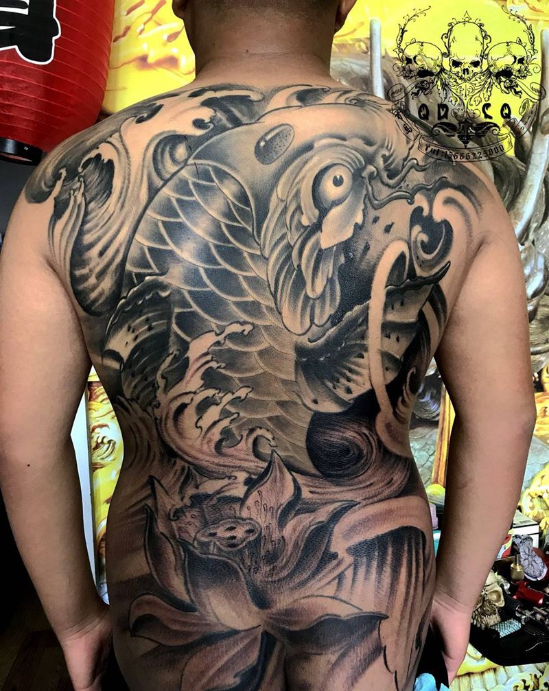 满背鲤鱼纹身图片