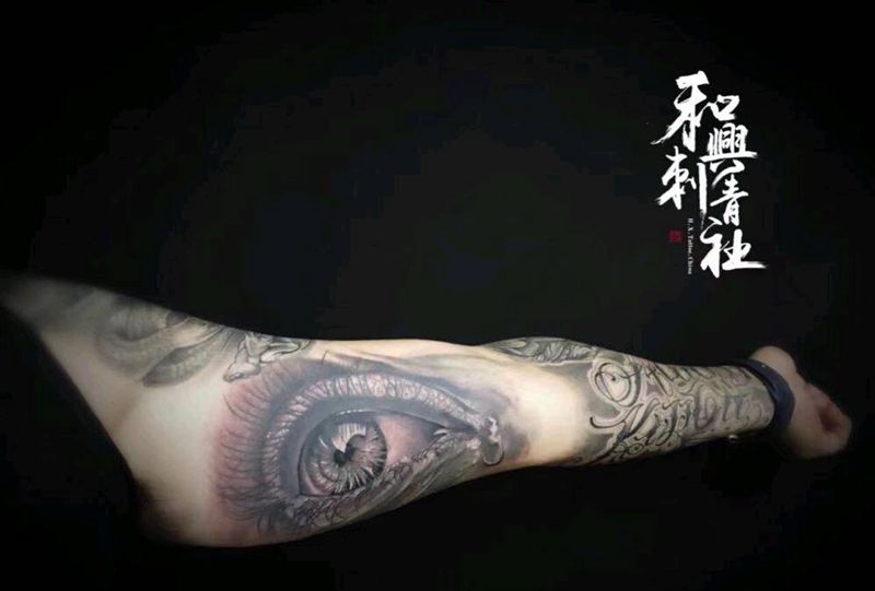 灵动之眸纹身图片_手臂欧美人物成品纹身图案