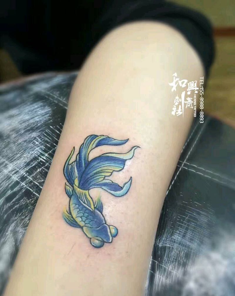 金鱼纹身图片_腿部清新动物成品纹身图案