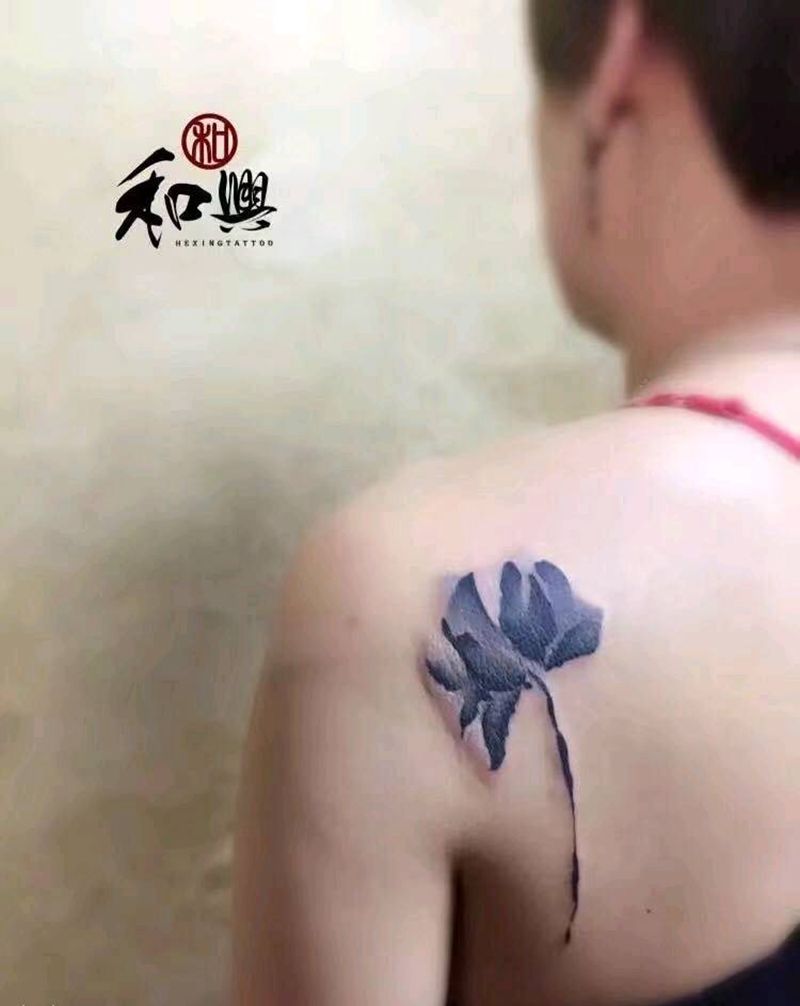 《水墨莲花》纹身图片_背部水墨水彩清新国画植物成品纹身图案