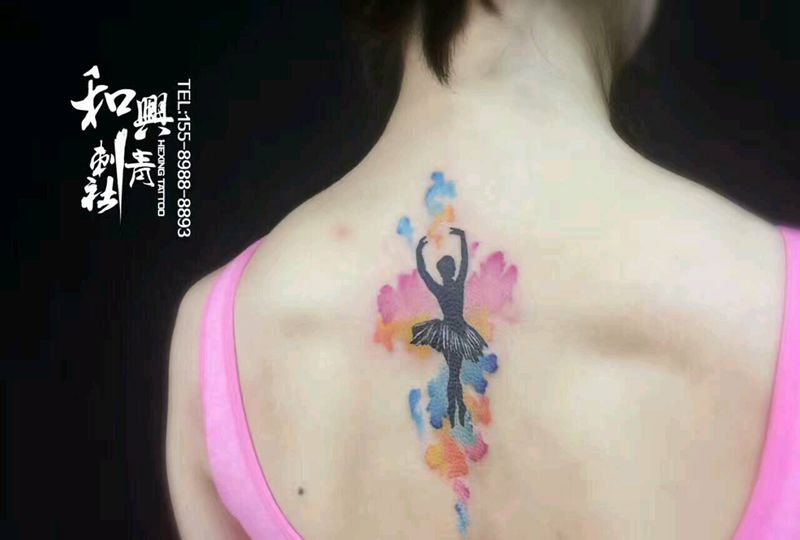 芭蕾女孩纹身图片_背部欧美清新人物原创成品纹身图案