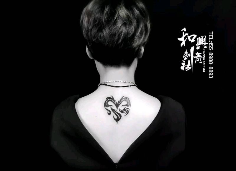 太阳图腾纹身图片_背部清新成品纹身图案