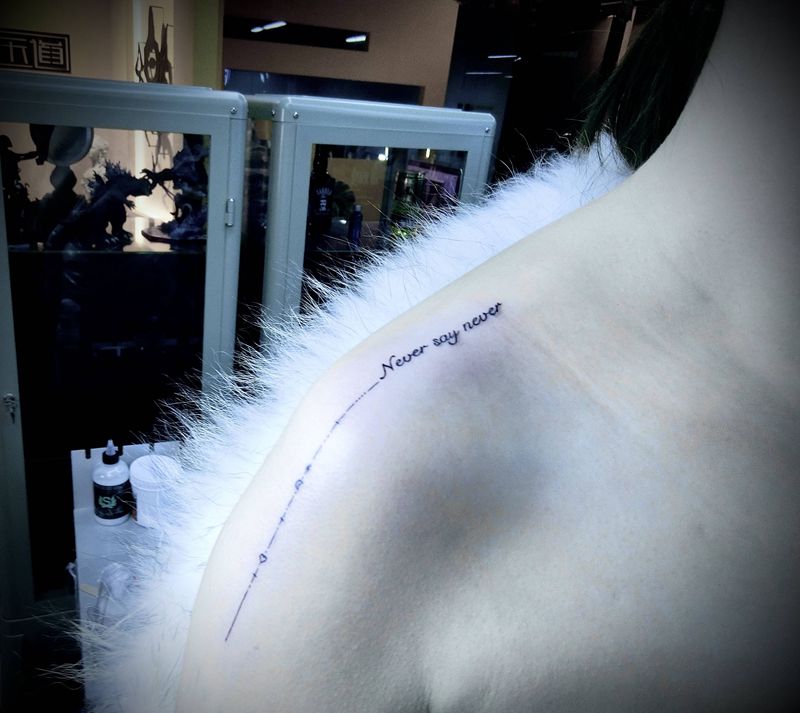 小清新纹身图片_肩部手臂几何点刺字母纹身图案