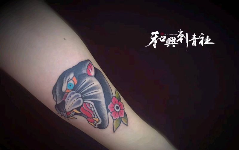 《黑板》纹身图片_手臂背部Old School欧美写实欧美动物成品纹身图案