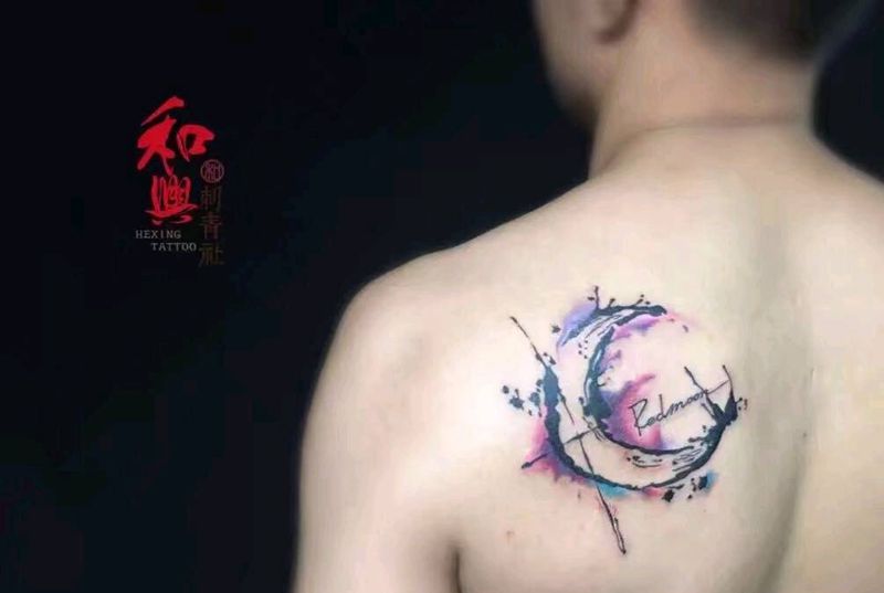 《水彩泼墨月亮》纹身图片_背部清新写实静物成品纹身图案