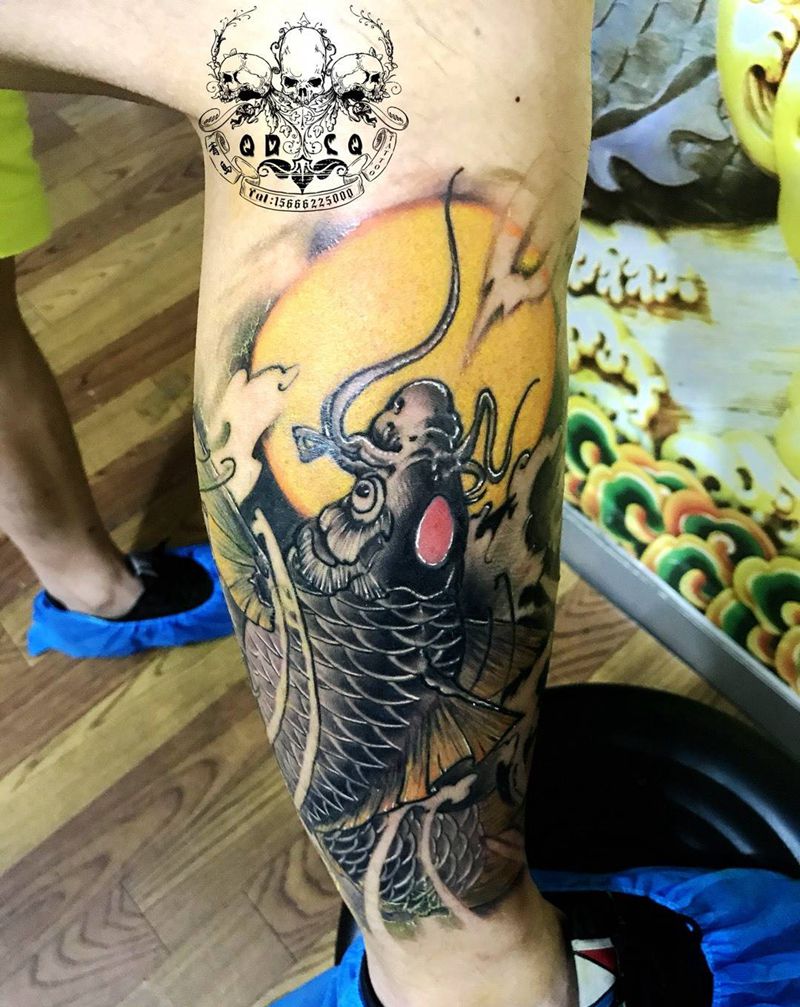 鲤鱼荷花包小腿。黑灰部分还没在结痂恢复期。耗时12小时纹身图片