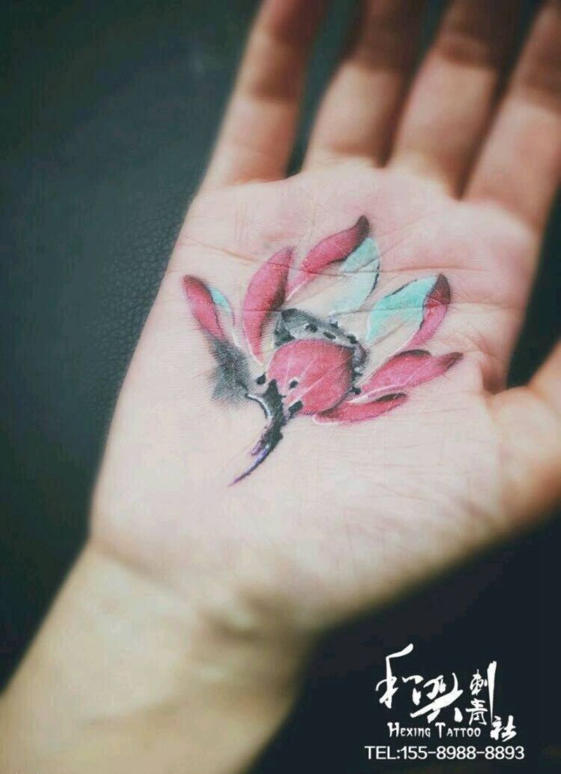 手掌遮盖 莲花纹身图片