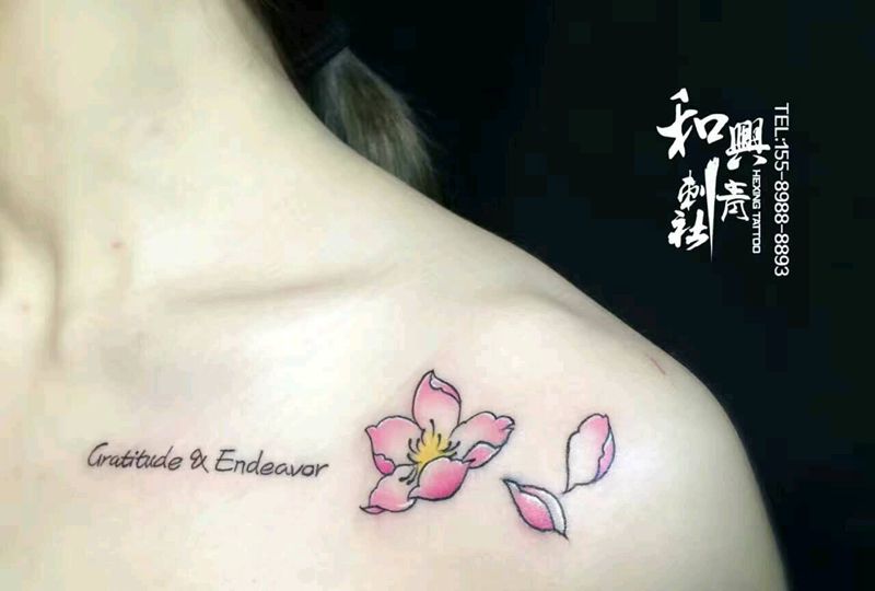 清秀的素雅纹身图片_肩部胸部清新字符植物成品纹身图案