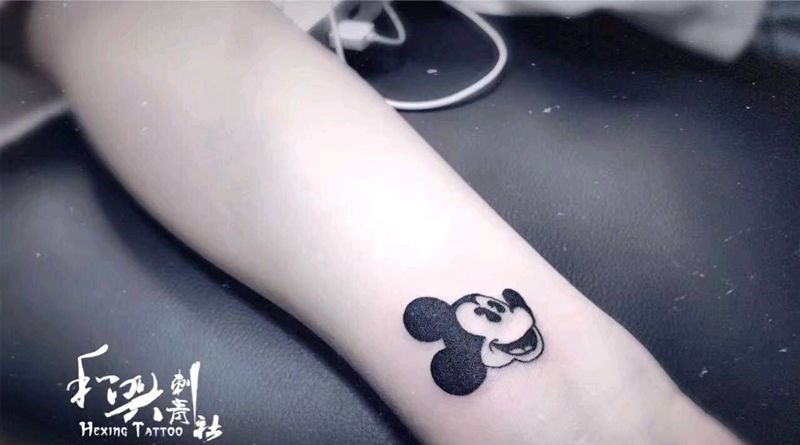 米老鼠纹身图片_手臂清新动物成品纹身图案
