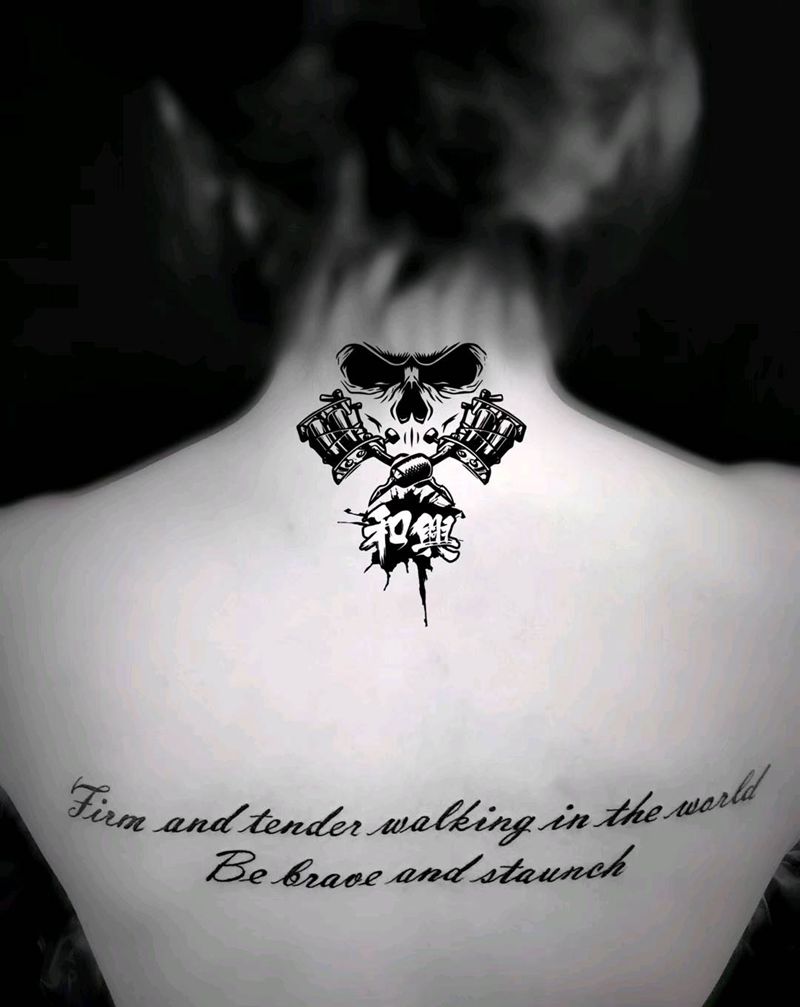 《美背英文》纹身图片_背部传统写实字符成品纹身图案