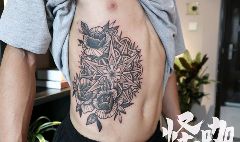 繁花纹身图片_腰部几何点刺纹身图案