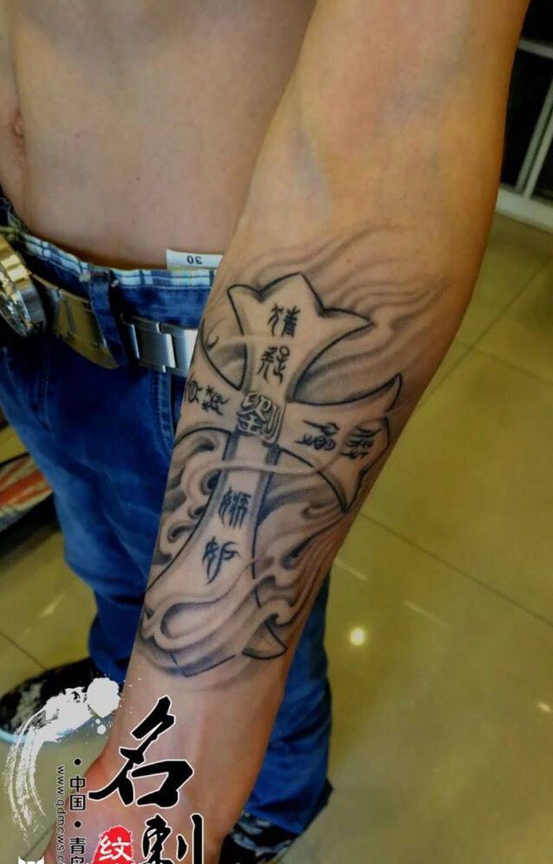 根据客人要求设计的十字架纹身图片_手臂欧美清新写实几何原创情侣动物图腾宗教纹身图案