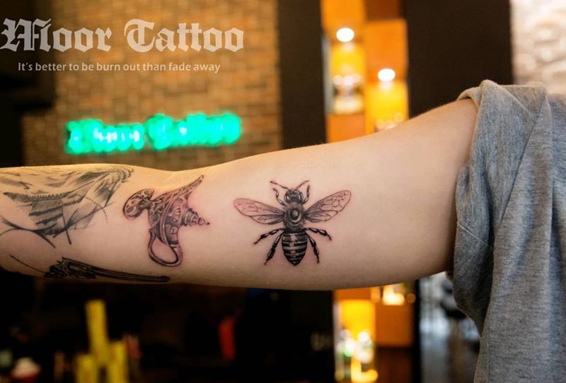 小蜜蜂纹身图片_手臂纹身图案