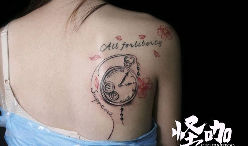怀表与花纹身图片