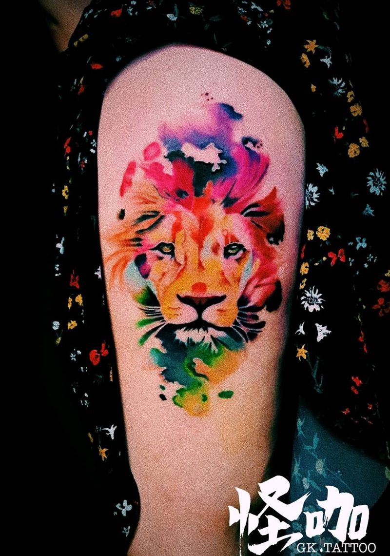 水彩狮子纹身图片_腿部水彩纹身图案