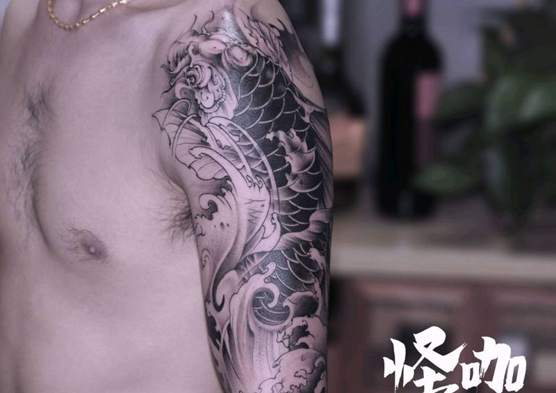 传统鲤鱼纹身图片_手臂新传统纹身图案