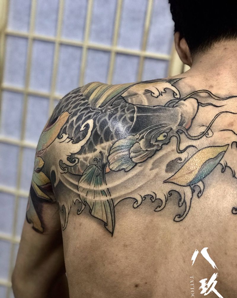 鲤鱼纹身图片_肩部胸部纹身图案