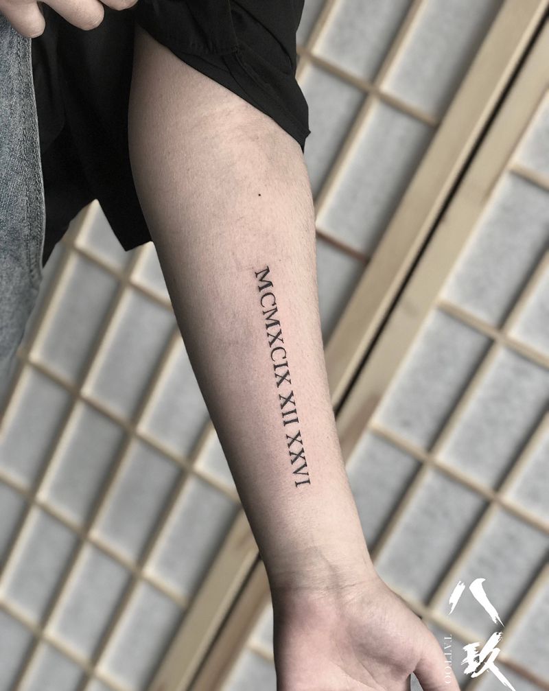 罗马数字纹身图片_手臂几何花体字纹身图案