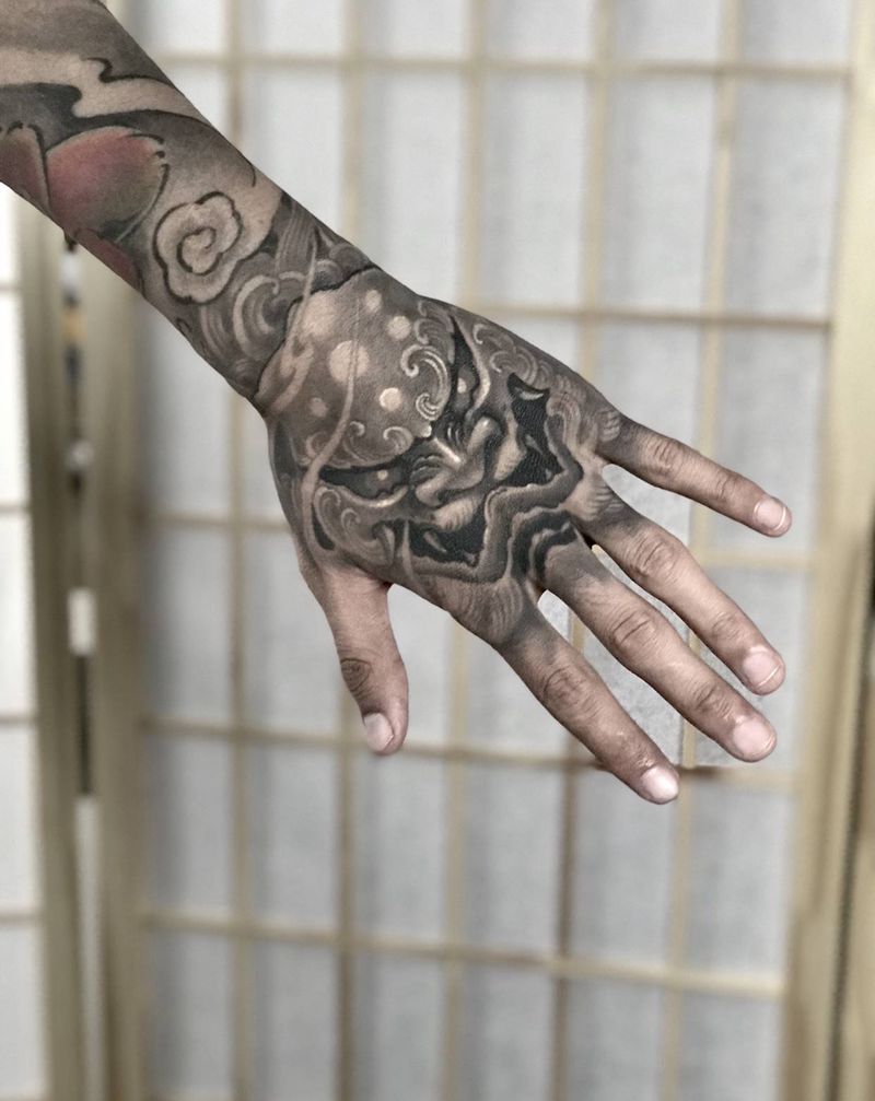 唐狮纹身图片_手部新传统纹身图案