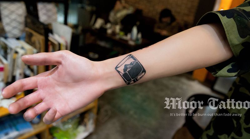 酒杯纹身图片_手臂Old School纹身图案