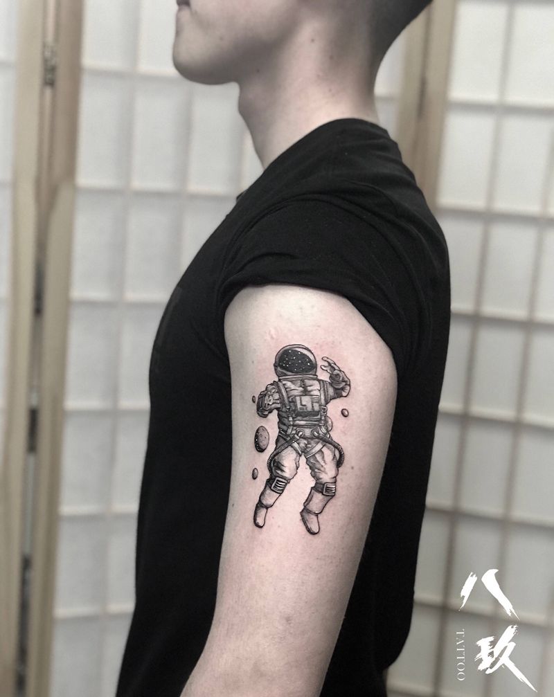 宇航员纹身图片_手臂点刺几何宇航员纹身图案