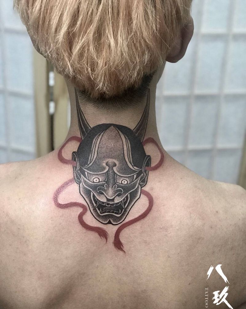 圆3纹身图片_颈部纹身图案