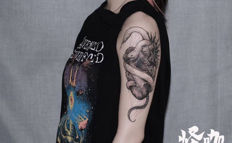 大臂心脏纹身图片_手臂纹身图案